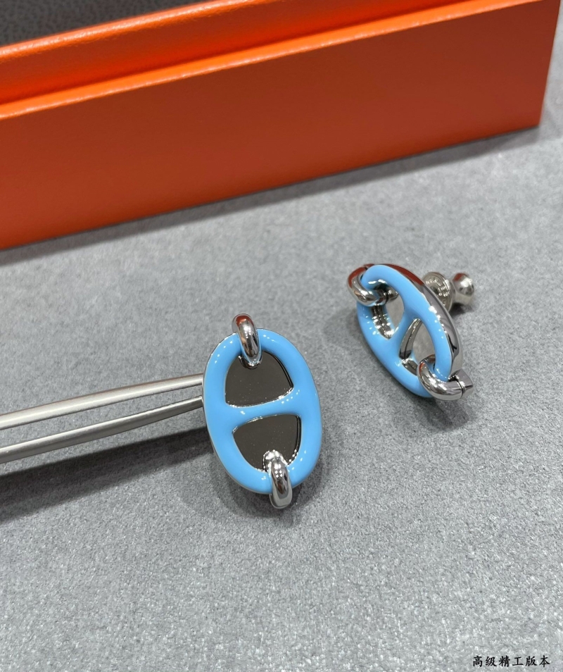 H**me5 earrings
